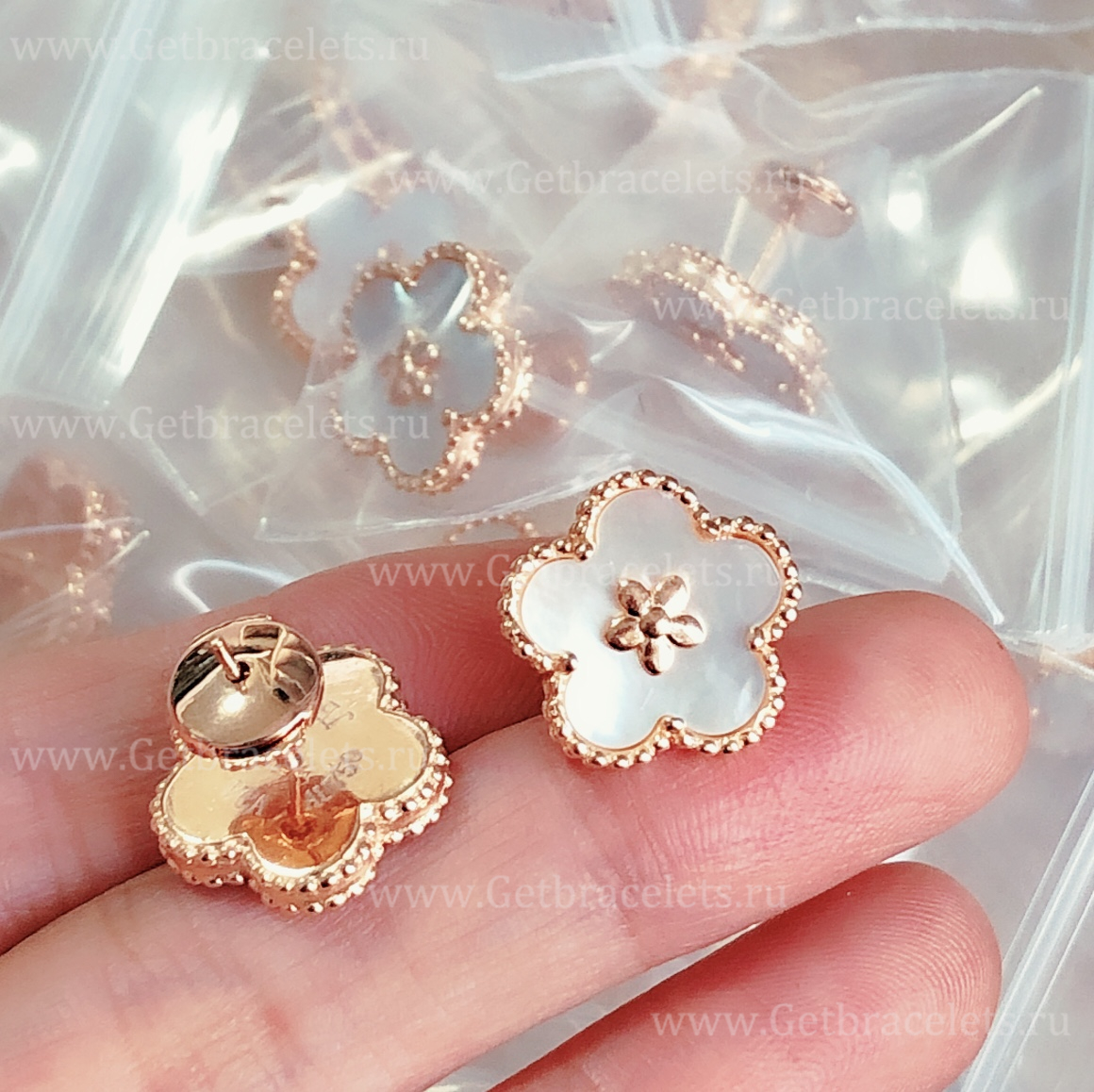 [Van Cleef and Arpels] Lucky Spring Plum Blossom ピアス Van Cleef & Arpels Lucky Spring Plum Blossom Earrings White