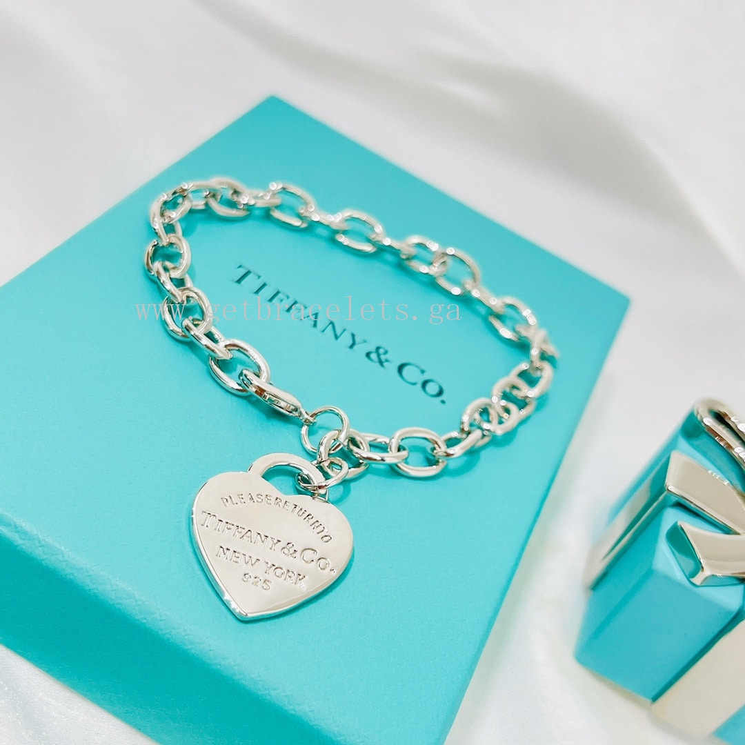 F*t様 Tiffany & Co. Heart Charm Bracelet Return to Tiffany Heart Tag Charm Bracelet in Silver - fake